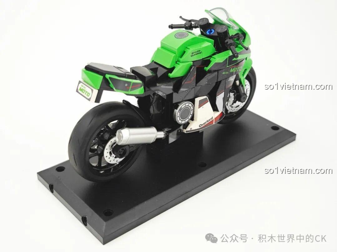 Chi tiết bánh sau, phanh đĩa và ống xả của mô hình Sembo 714539 Kawasaki NINJA ZX-10R.