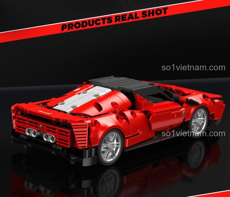 Ảnh chụp thực tế bộ lắp ráp Xe đua Ferrari SP4 từ góc nhìn phía sau, làm nổi bật phần động cơ và đuôi xe.