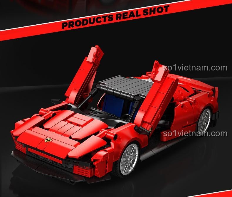 Ảnh chụp thực tế đồ chơi lắp ráp Mô hình Ferrari SP4 với cửa cánh bướm đang mở, một tính năng đặc biệt và hấp dẫn.