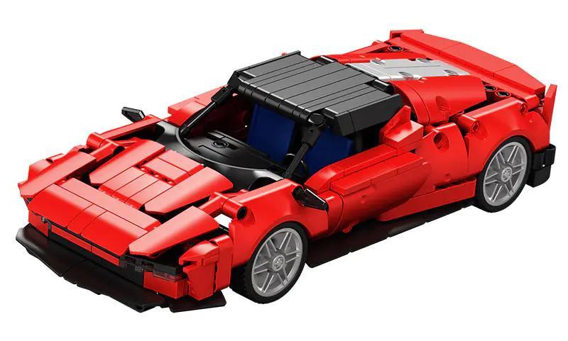 Ảnh chụp chéo từ phía trước của bộ lắp ghép Siêu xe Ferrari SP4 Sembo 715305 màu đỏ, một món đồ chơi mô hình giá rẻ dành cho con trai 6 tuổi.