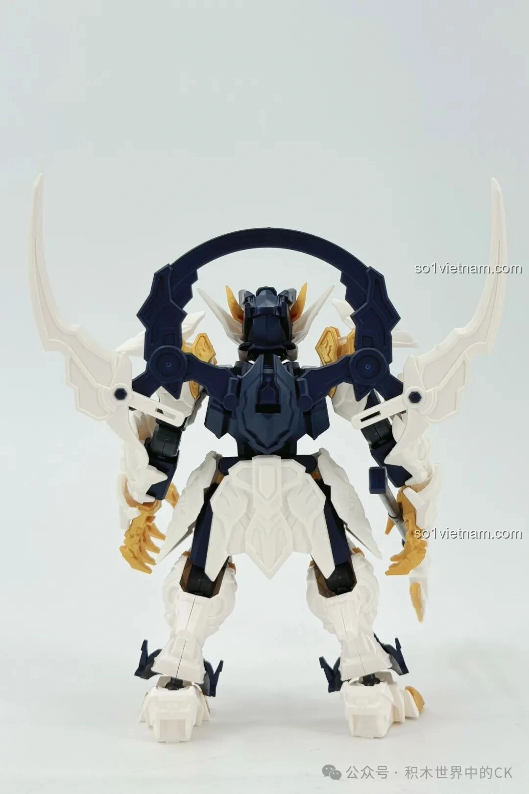 Mặt lưng của mô hình robot SEMBO 900002 Bạch Hổ, với các chi tiết giáp và vòng cung lớn.