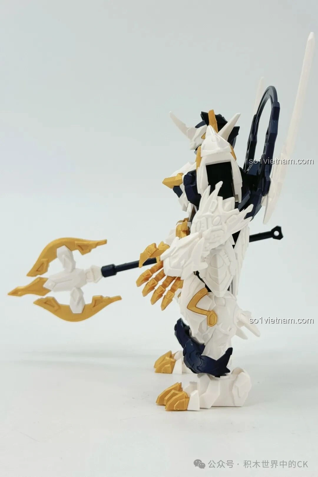 Mô hình robot SEMBO 900002 Bạch Hổ nhìn nghiêng phải, với vũ khí cầm chắc trong tay.