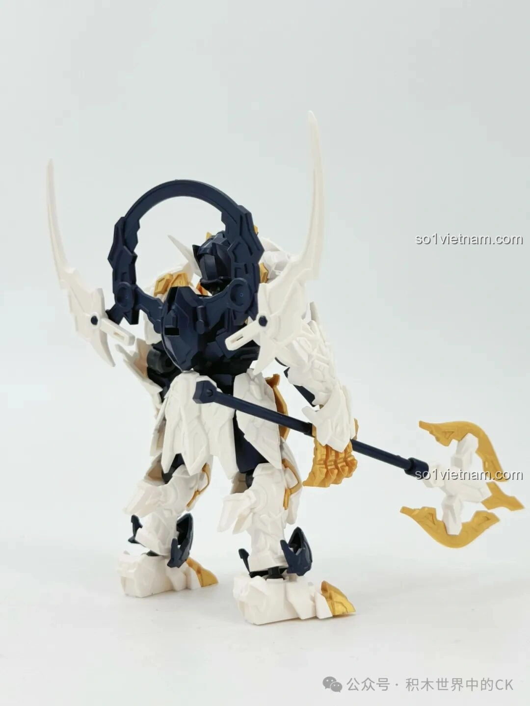 Mô hình robot SEMBO 900002 Bạch Hổ tạo dáng chiến đấu, cầm vũ khí, thể hiện sự linh hoạt.