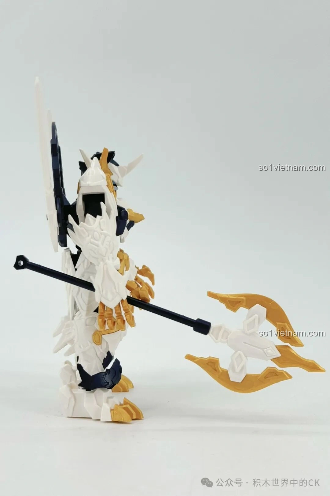 Mô hình robot SEMBO 900002 Bạch Hổ tạo dáng cầm vũ khí ngang hông, nhìn nghiêng.