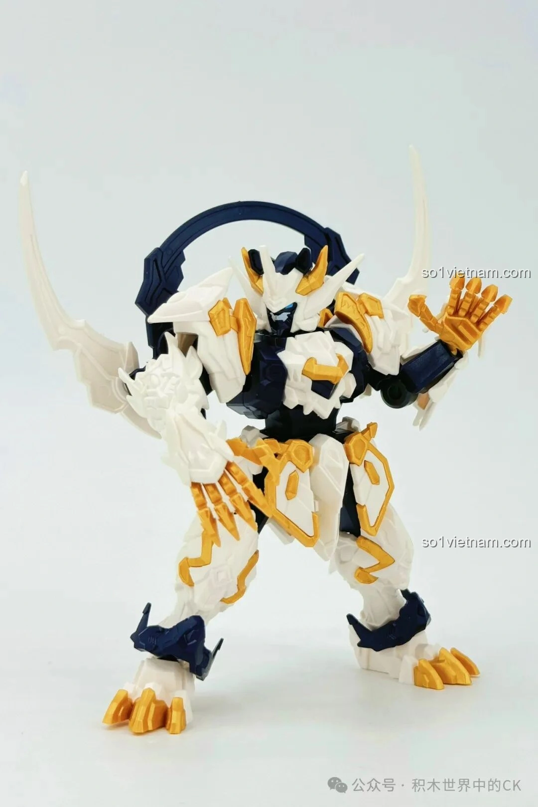 Mô hình robot SEMBO 900002 Bạch Hổ tạo dáng vung tay, thể hiện sự linh hoạt của khớp vai.