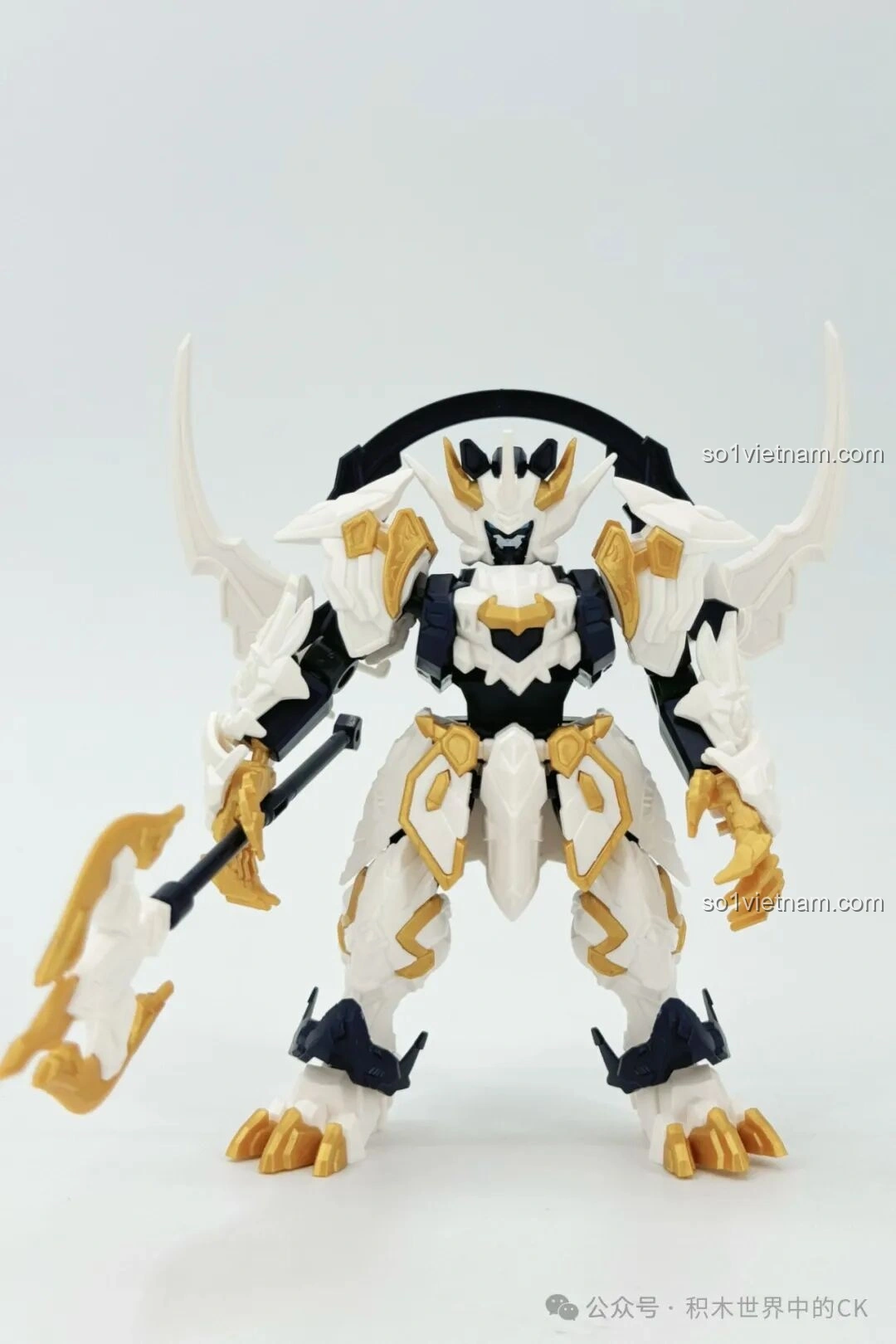 Mô hình robot SEMBO 900002 Bạch Hổ đã lắp hoàn chỉnh, màu trắng vàng, cầm vũ khí, tư thế oai vệ.