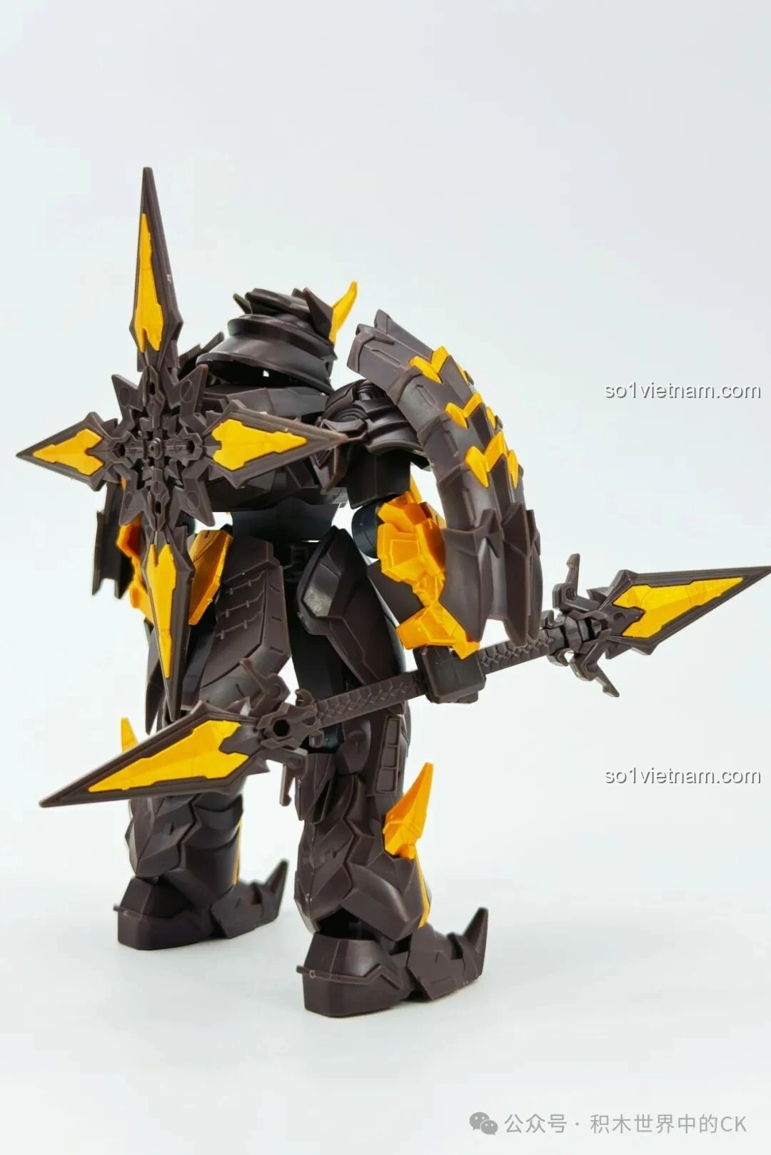 Mặt lưng của mô hình robot SEMBO 900003 Thanh Long, với vòng cung lớn phía sau làm điểm nhấn.