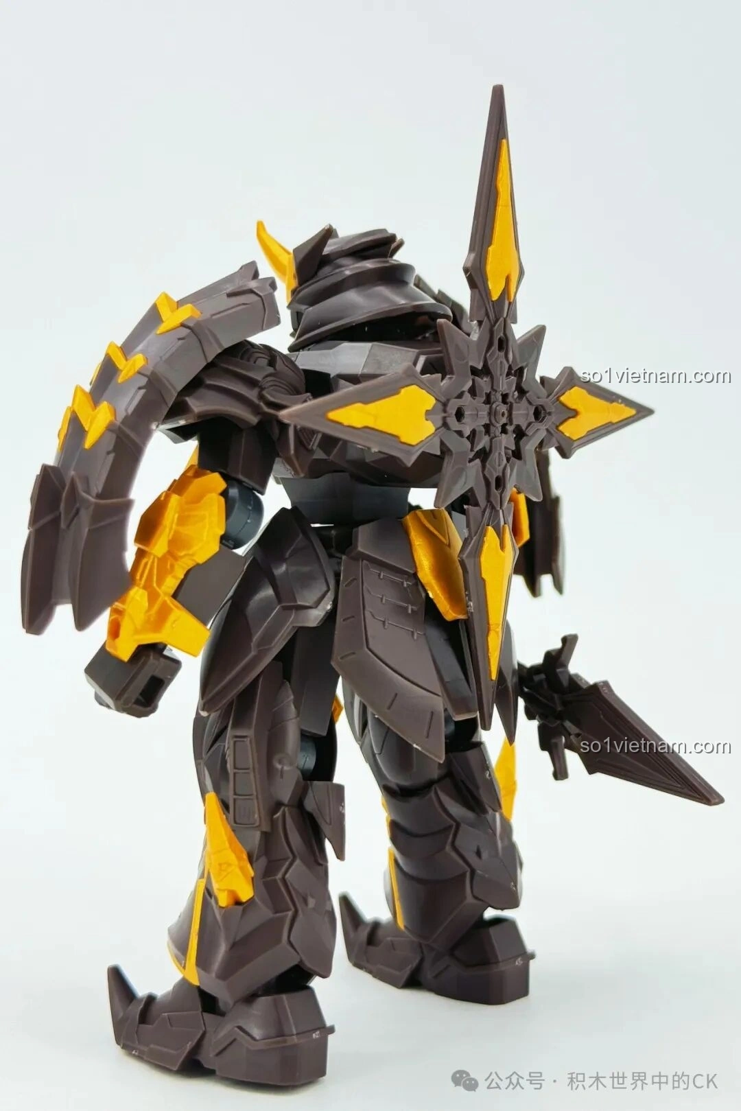 Mô hình robot SEMBO 900003 Thanh Long nhìn nghiêng phải, với vũ khí cầm chắc trong tay.