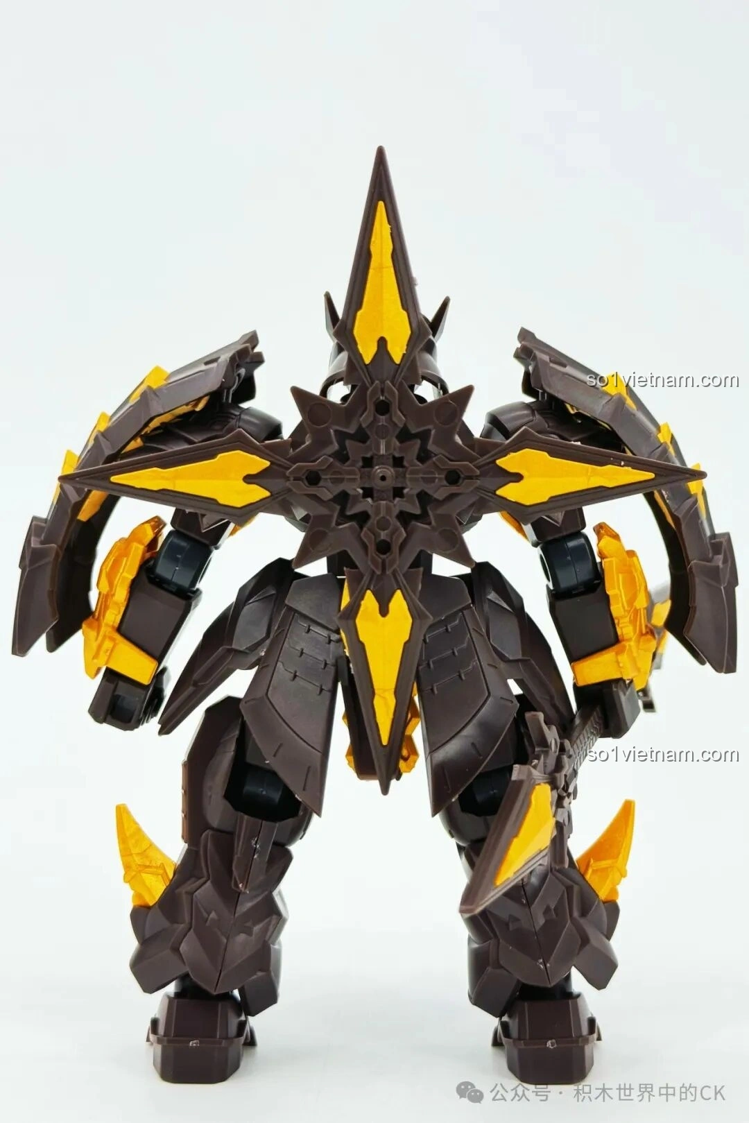 Mặt sau của mô hình robot SEMBO 900003 Thanh Long, với các chi tiết giáp lưng và phụ kiện.