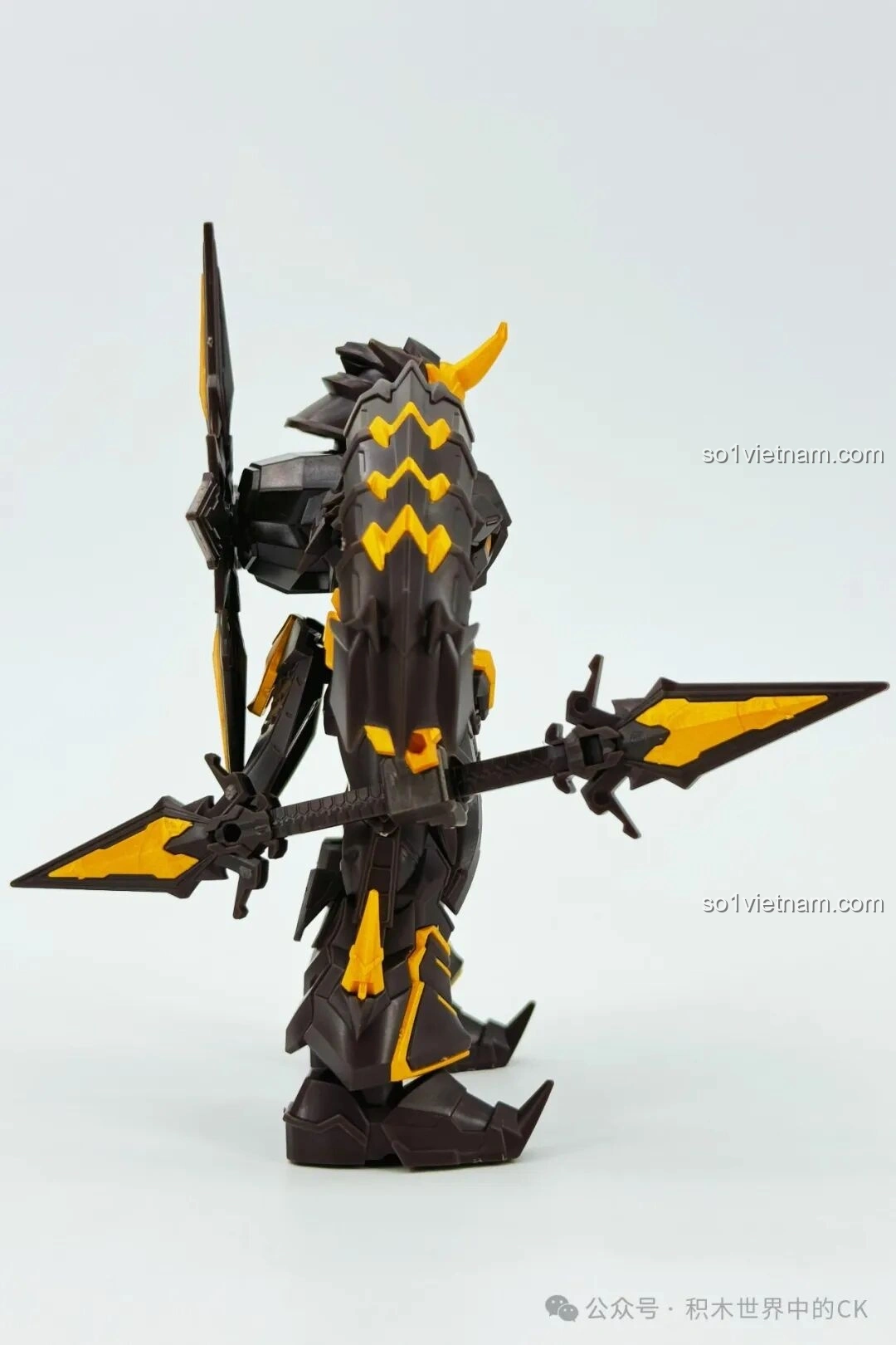 Mô hình robot SEMBO 900003 Thanh Long tạo dáng chiến đấu, cầm thương, thể hiện sự linh hoạt.