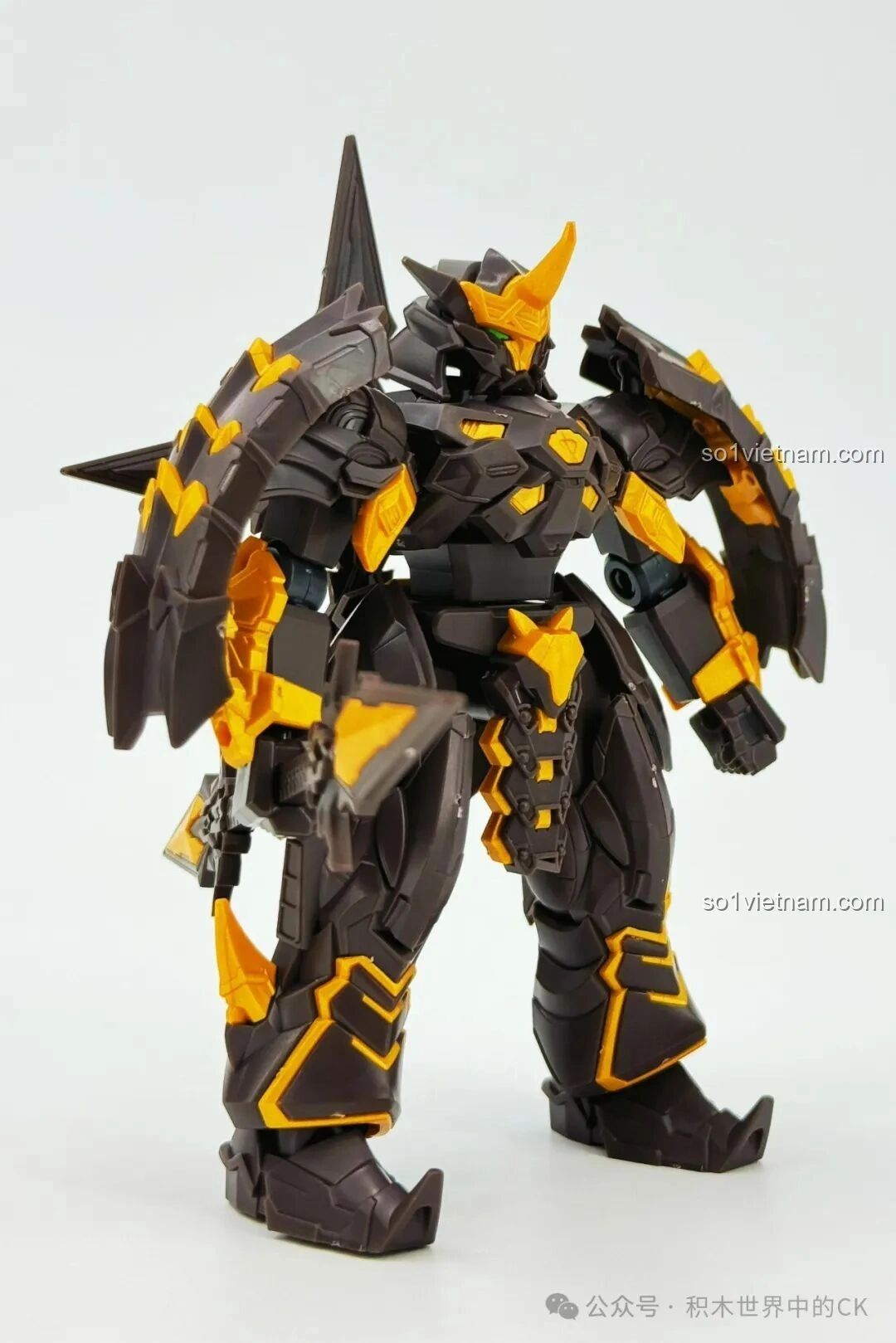 Mô hình robot SEMBO 900003 Thanh Long tạo dáng cầm thương ngang, nhìn nghiêng.