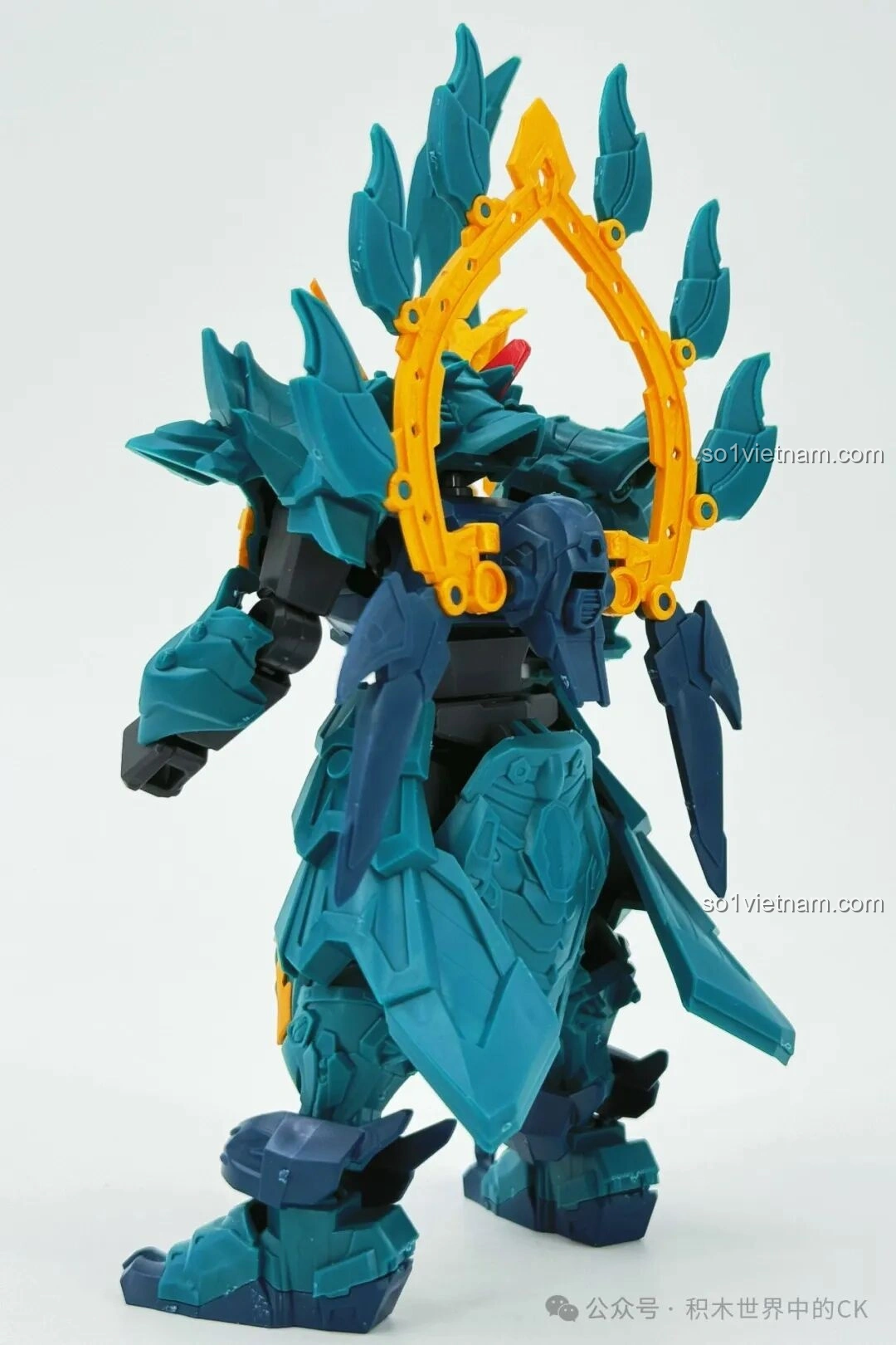 Mặt lưng của mô hình robot SEMBO 900004 Trọc Ảnh, với khiên lớn hình ngôi sao làm điểm nhấn.