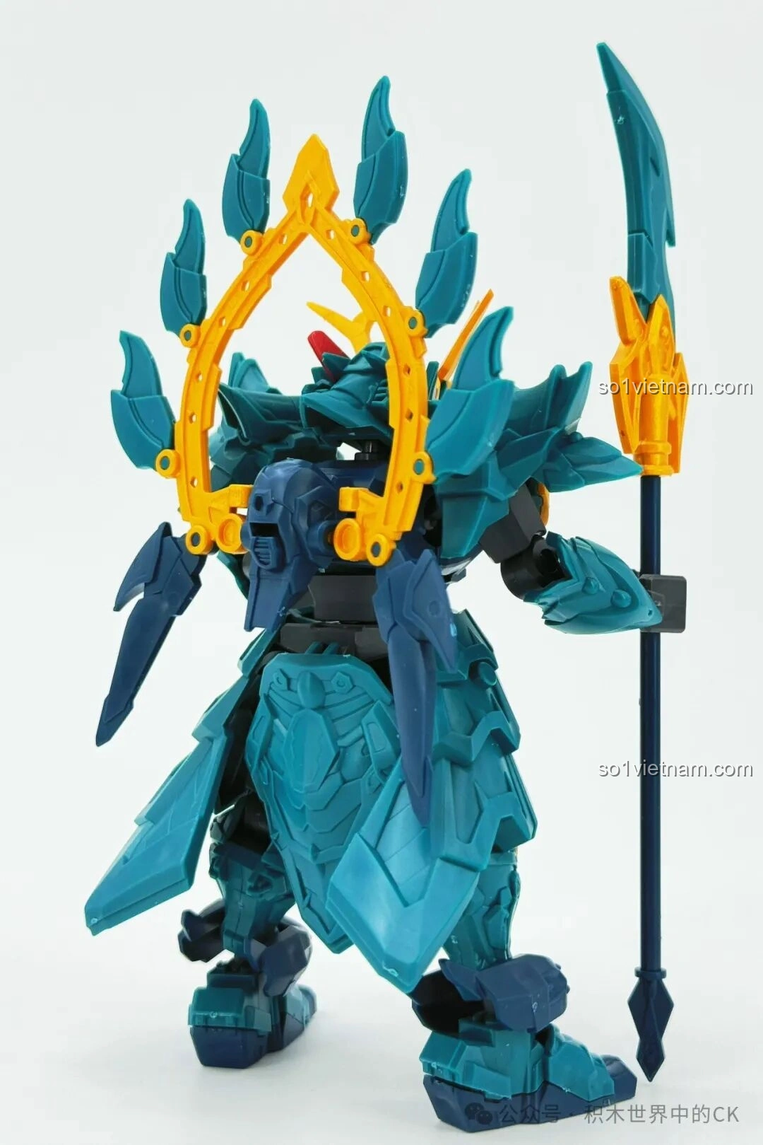 Mô hình robot SEMBO 900004 Trọc Ảnh nhìn nghiêng phải từ góc thấp, thể hiện sự đồ sộ.