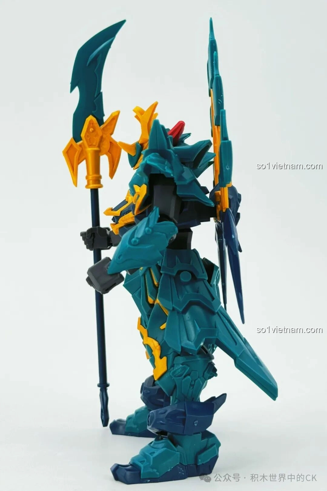 Mặt sau của mô hình robot SEMBO 900004 Trọc Ảnh, với khiên lớn hình ngôi sao và các chi tiết giáp lưng.