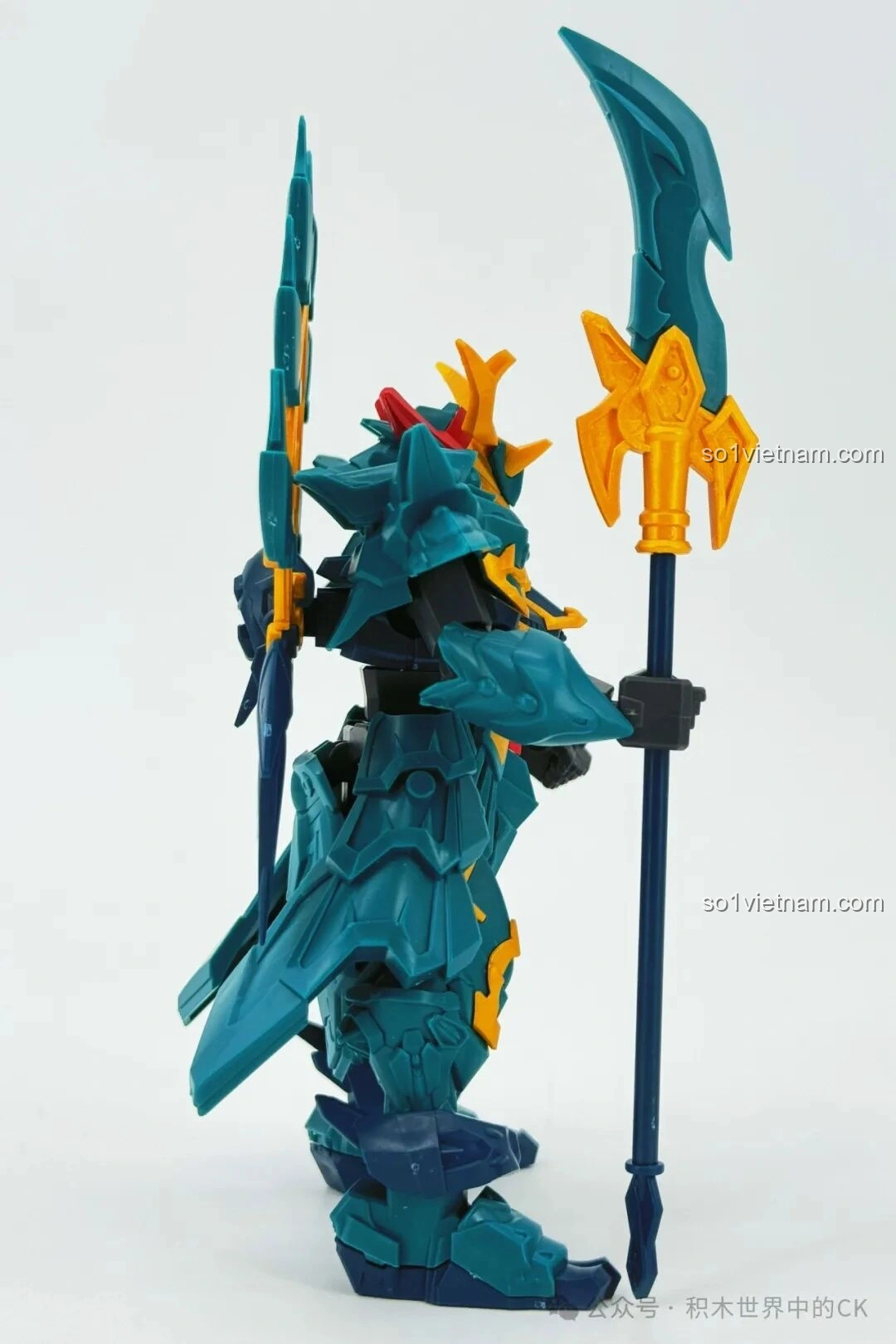 Mô hình robot SEMBO 900004 Trọc Ảnh tạo dáng chiến đấu, cầm thương và khiên, sẵn sàng xung trận.