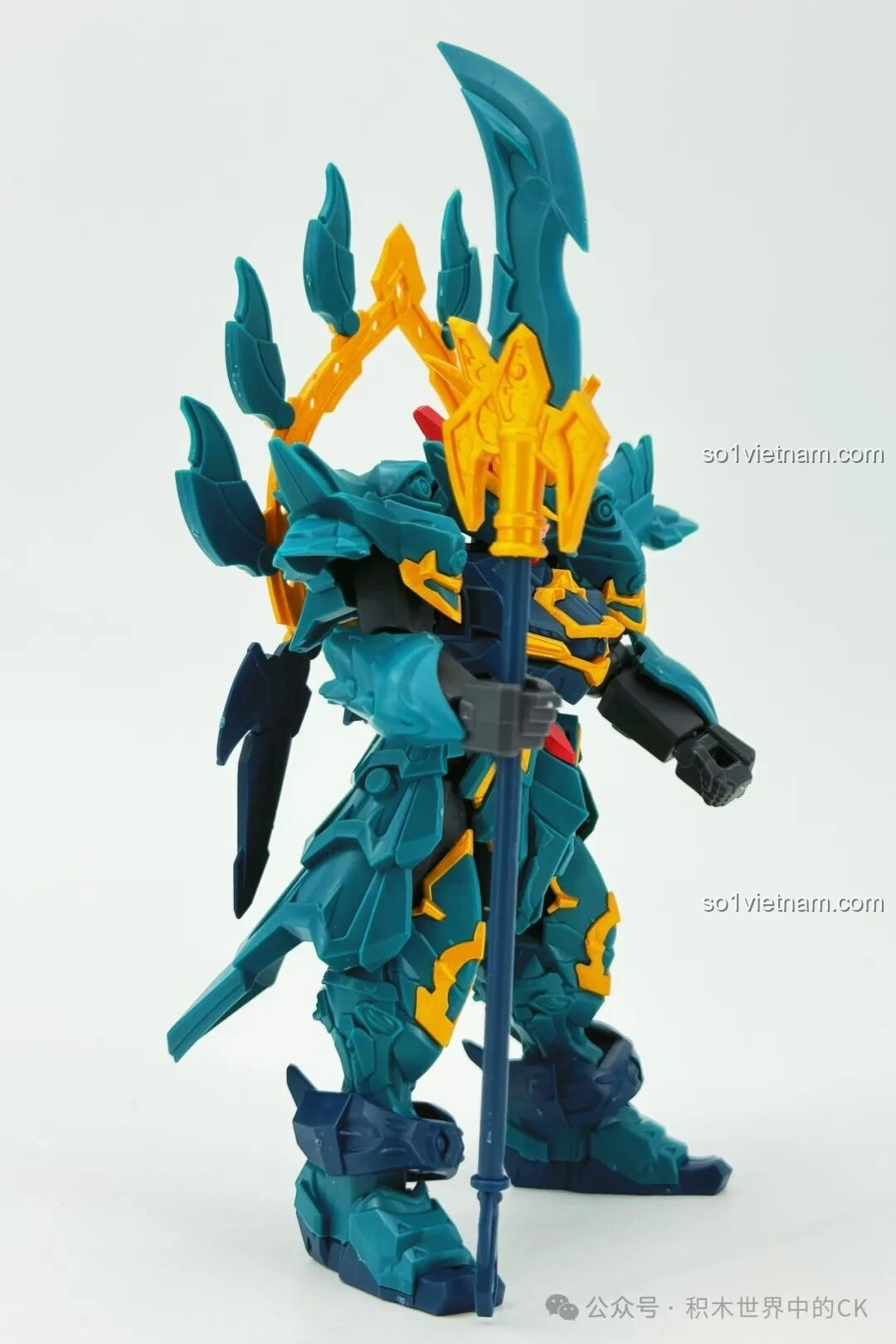 Mô hình robot SEMBO 900004 Trọc Ảnh tạo dáng giơ tay, thể hiện sự linh hoạt của khớp vai.