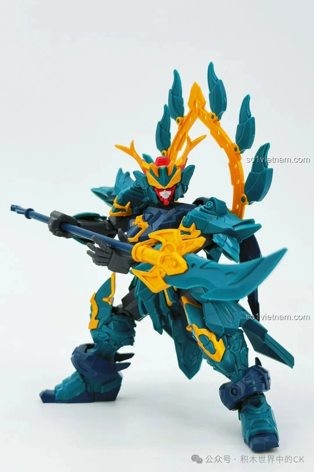 Mô hình robot SEMBO 900004 Trọc Ảnh tạo dáng cầm thương ngang, nhìn nghiêng.