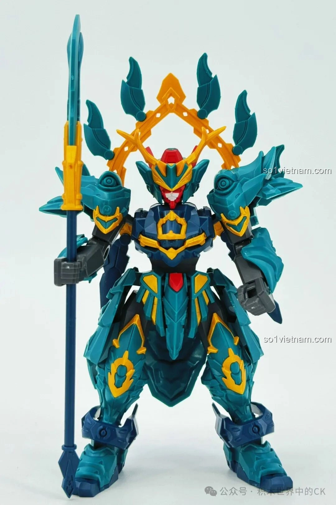 Mô hình robot SEMBO 900004 Trọc Ảnh đã lắp hoàn chỉnh, màu nâu vàng, cầm thương, tư thế oai vệ.