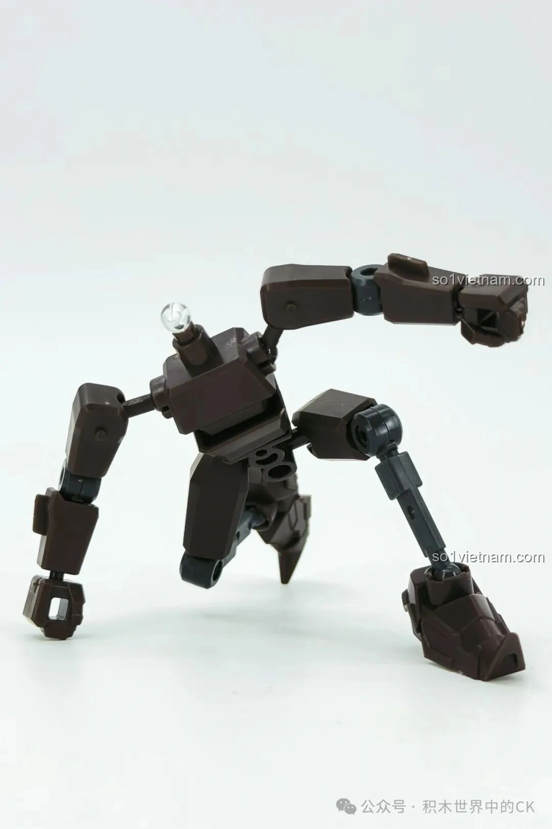 Khung xương robot SEMBO Tàng Đạo Nguyên Linh Chiến Kỷ tạo dáng cúi người, thể hiện độ linh hoạt của khớp.