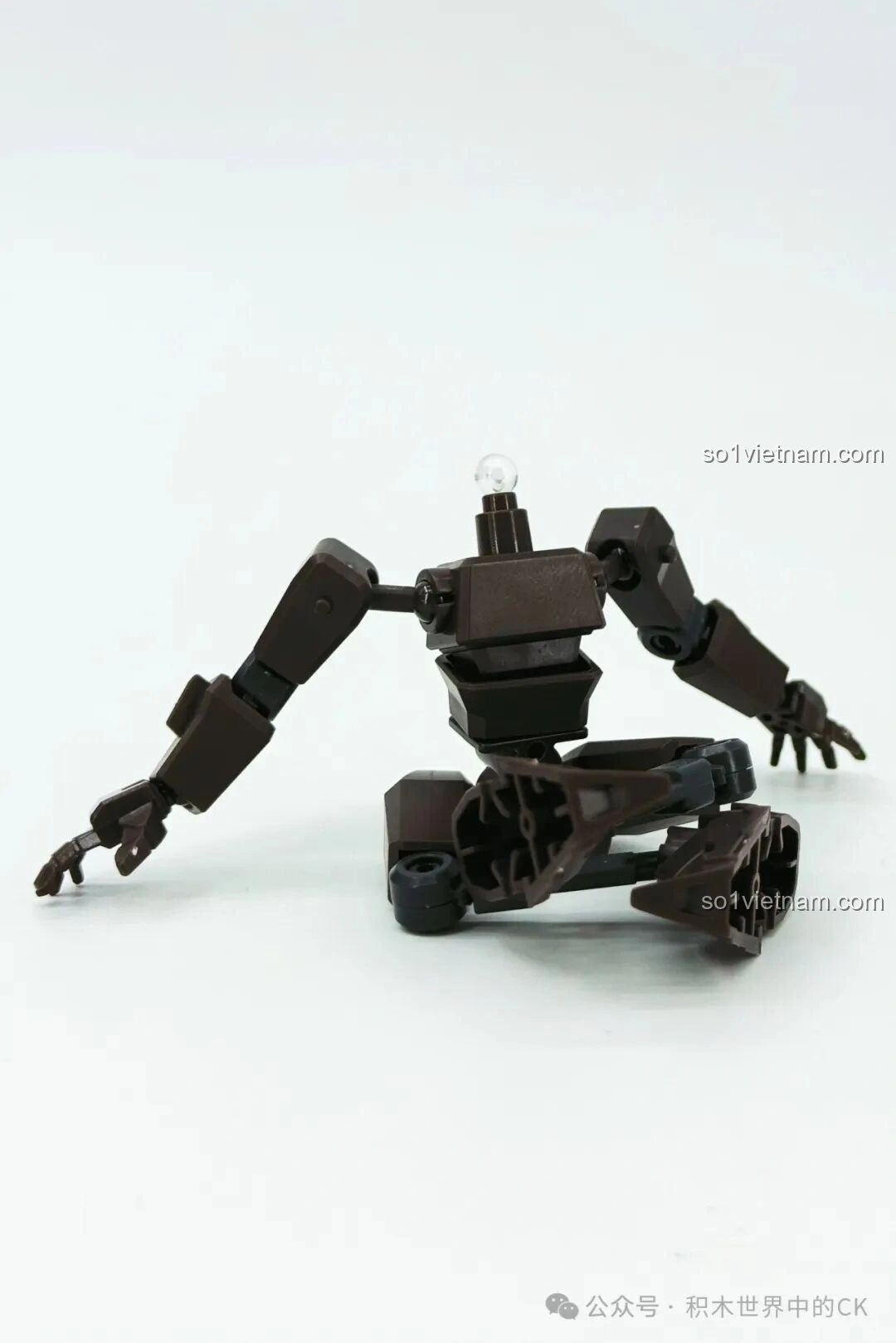 Khung xương robot SEMBO Tàng Đạo Nguyên Linh Chiến Kỷ tạo dáng ngồi, cho thấy biên độ cử động rộng.