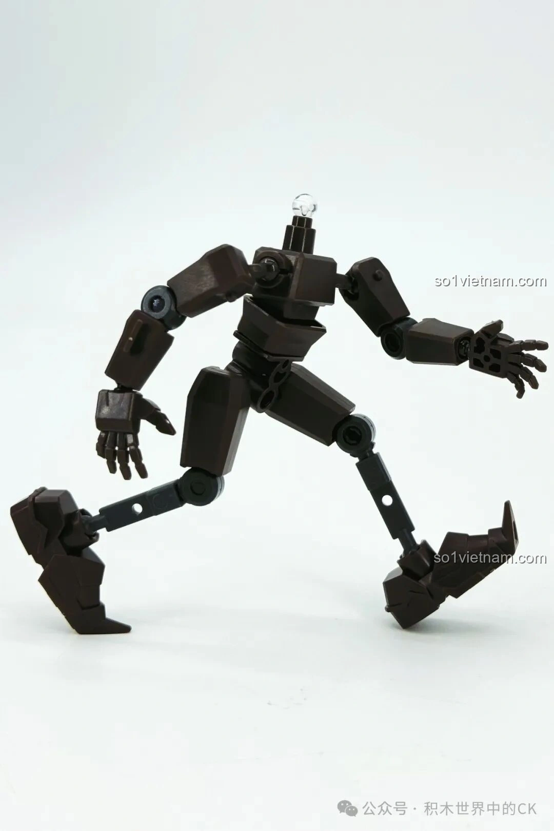 Khung xương robot SEMBO Tàng Đạo Nguyên Linh Chiến Kỷ tạo dáng chạy, thể hiện sự năng động.