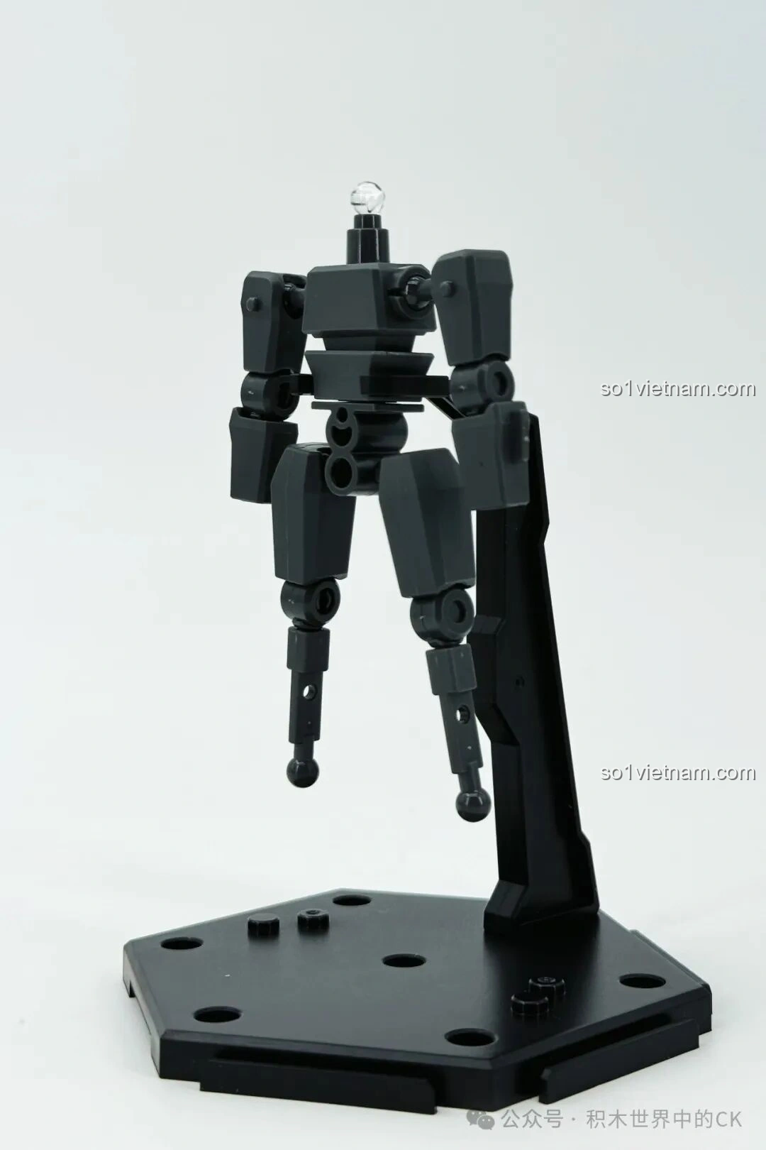 Khung xương robot SEMBO Tàng Đạo Nguyên Linh Chiến Kỷ được gắn trên đế trưng bày, tạo dáng bay lượn.