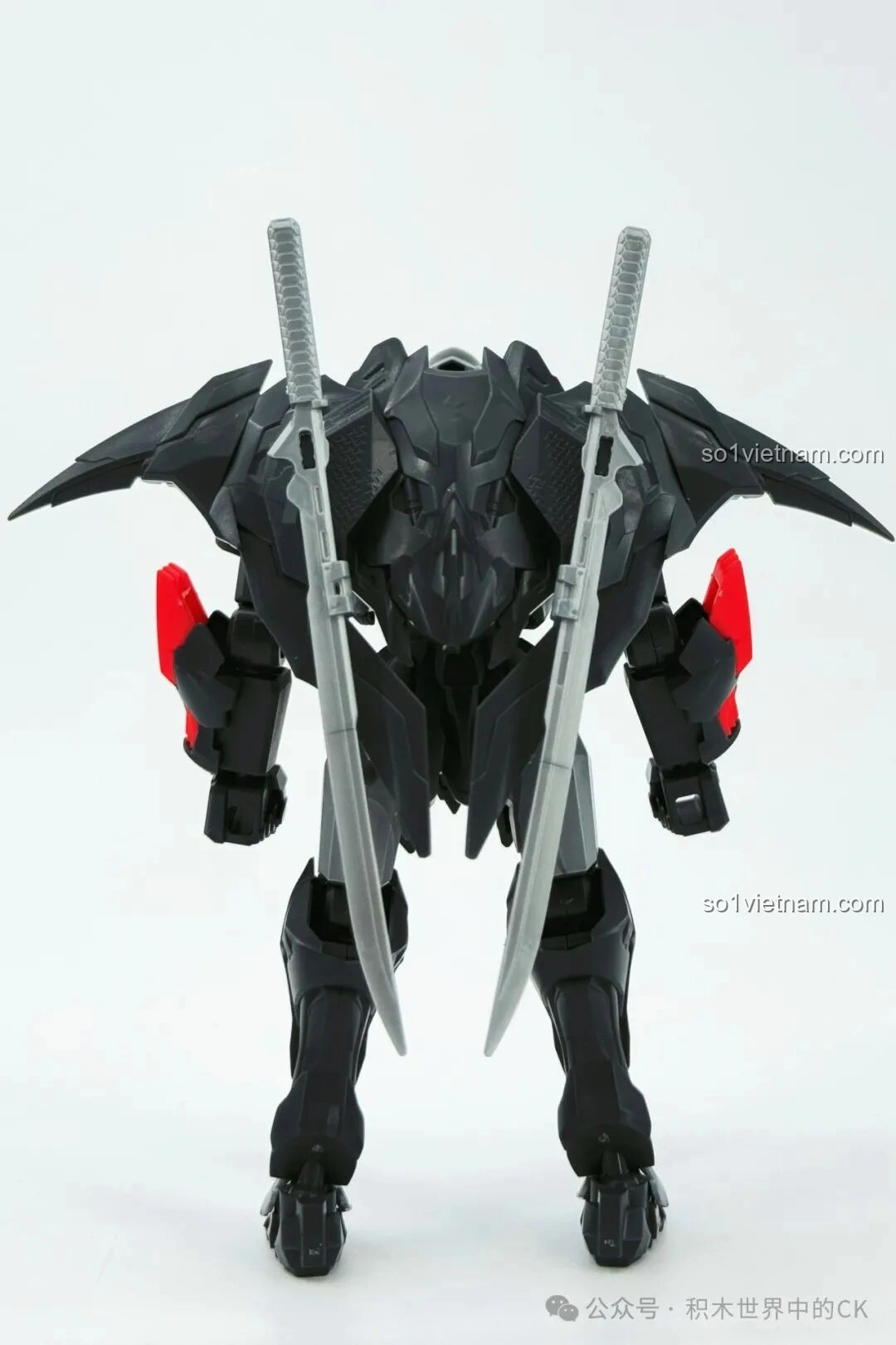 Mô hình robot SEMBO 900005 Chiêm Minh nhìn nghiêng phải từ góc thấp, thể hiện sự đồ sộ.