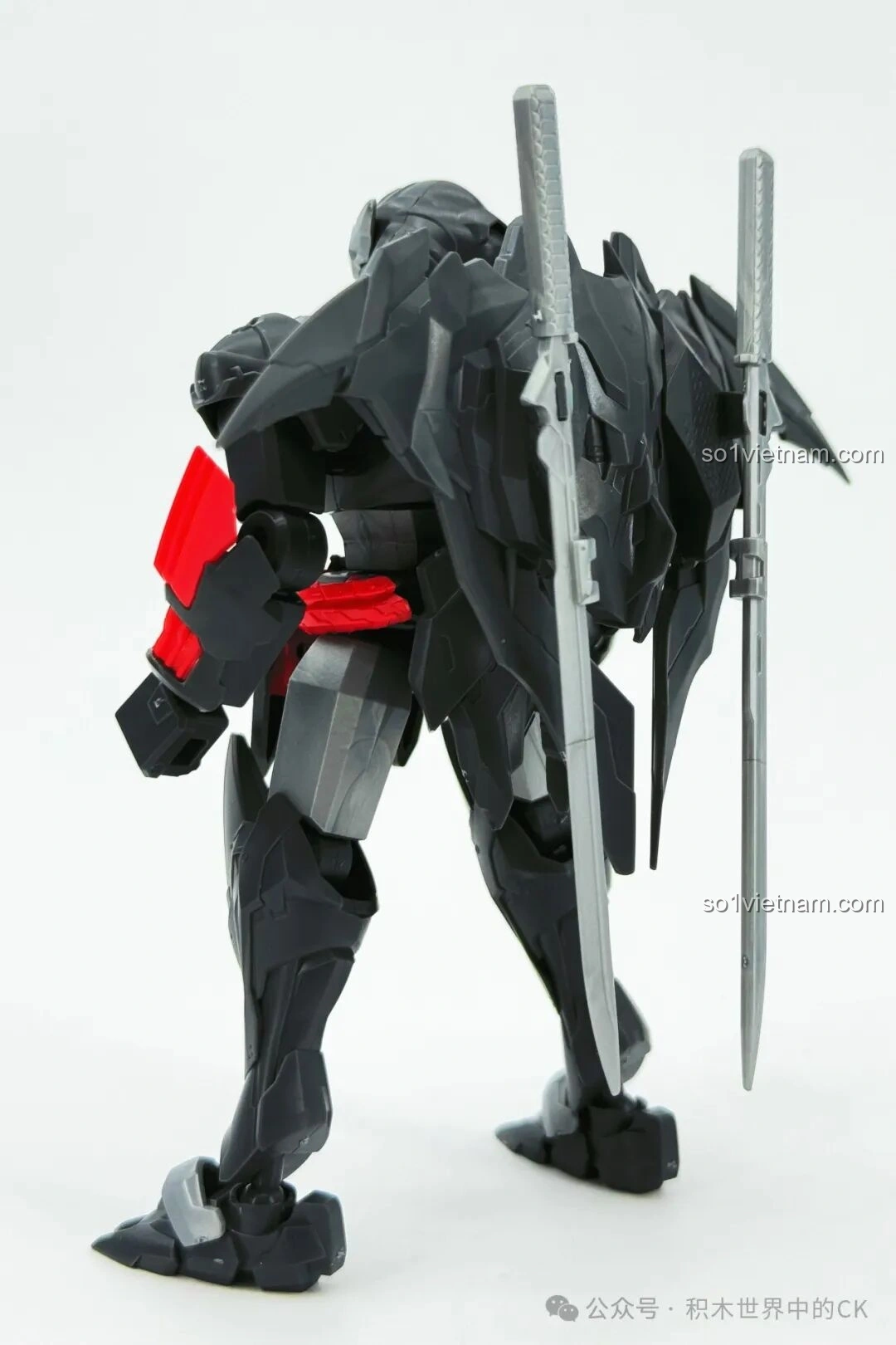 Mô hình robot SEMBO 900005 Chiêm Minh nhìn nghiêng phải, với vũ khí và giáp được bố trí cân đối.