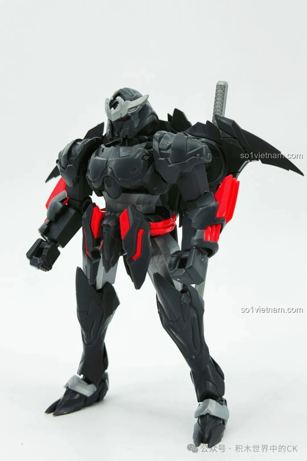 Mặt sau của mô hình robot SEMBO 900005 Chiêm Minh, với hai thanh kiếm gắn trên lưng và các chi tiết giáp.