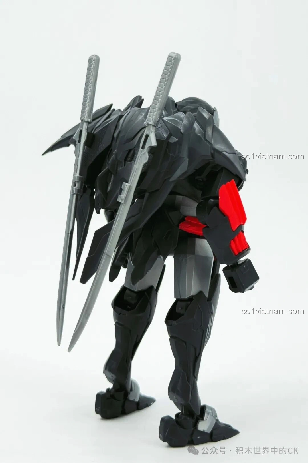 Mô hình robot SEMBO 900005 Chiêm Minh tạo dáng chiến đấu, cầm kiếm, sẵn sàng xung trận.