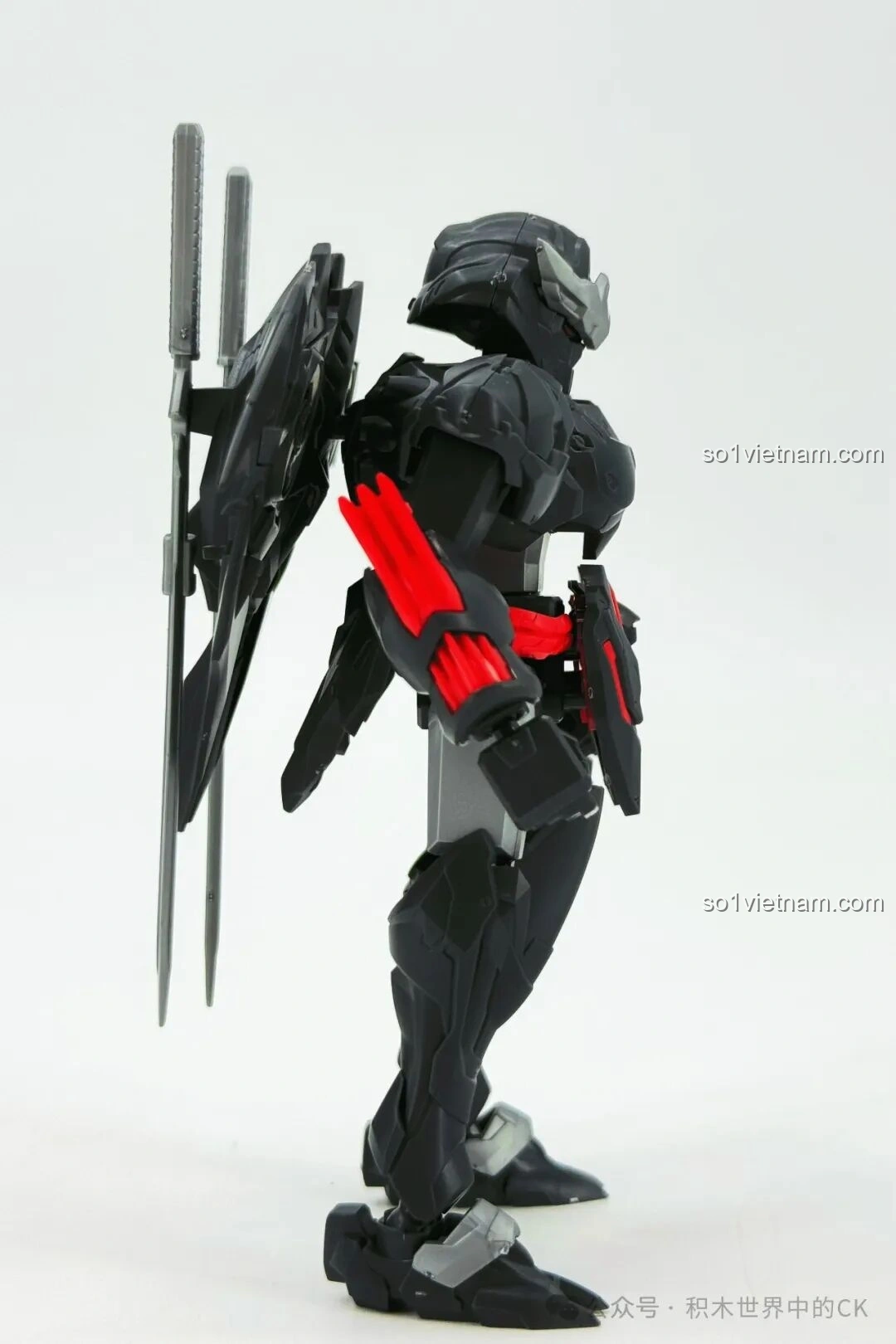 Mô hình robot SEMBO 900005 Chiêm Minh tạo dáng giơ tay, thể hiện sự linh hoạt của khớp vai.