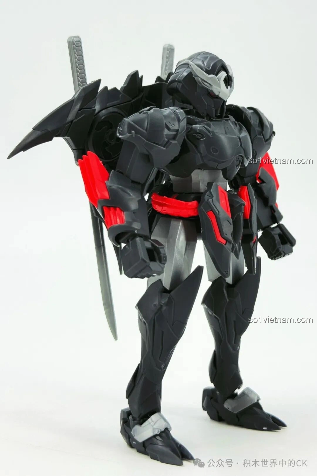 Mô hình robot SEMBO 900005 Chiêm Minh tạo dáng cầm kiếm ngang, nhìn nghiêng.