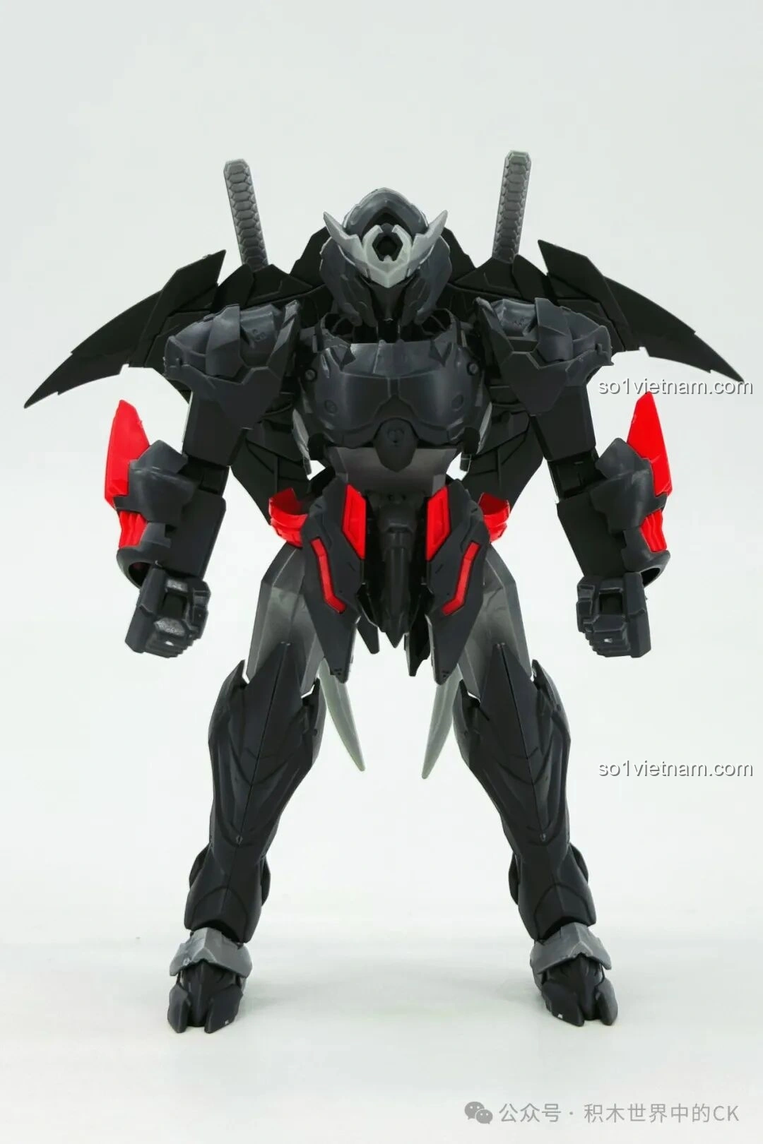 Mô hình robot SEMBO 900005 Chiêm Minh tạo dáng cầm hai kiếm, chuẩn bị tấn công.