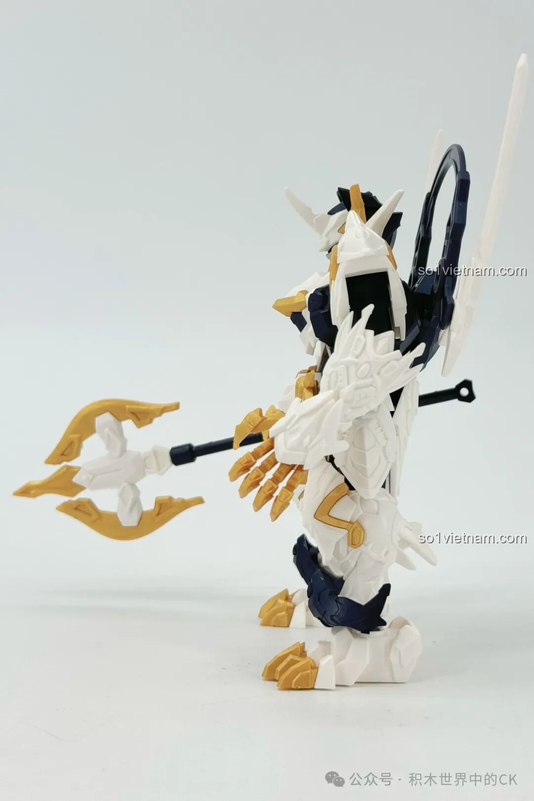 Mô hình robot Sembo Bạch Hổ 900002 đã lắp ráp hoàn chỉnh, nhìn từ cạnh bên, với các chi tiết giáp vai và vũ khí.