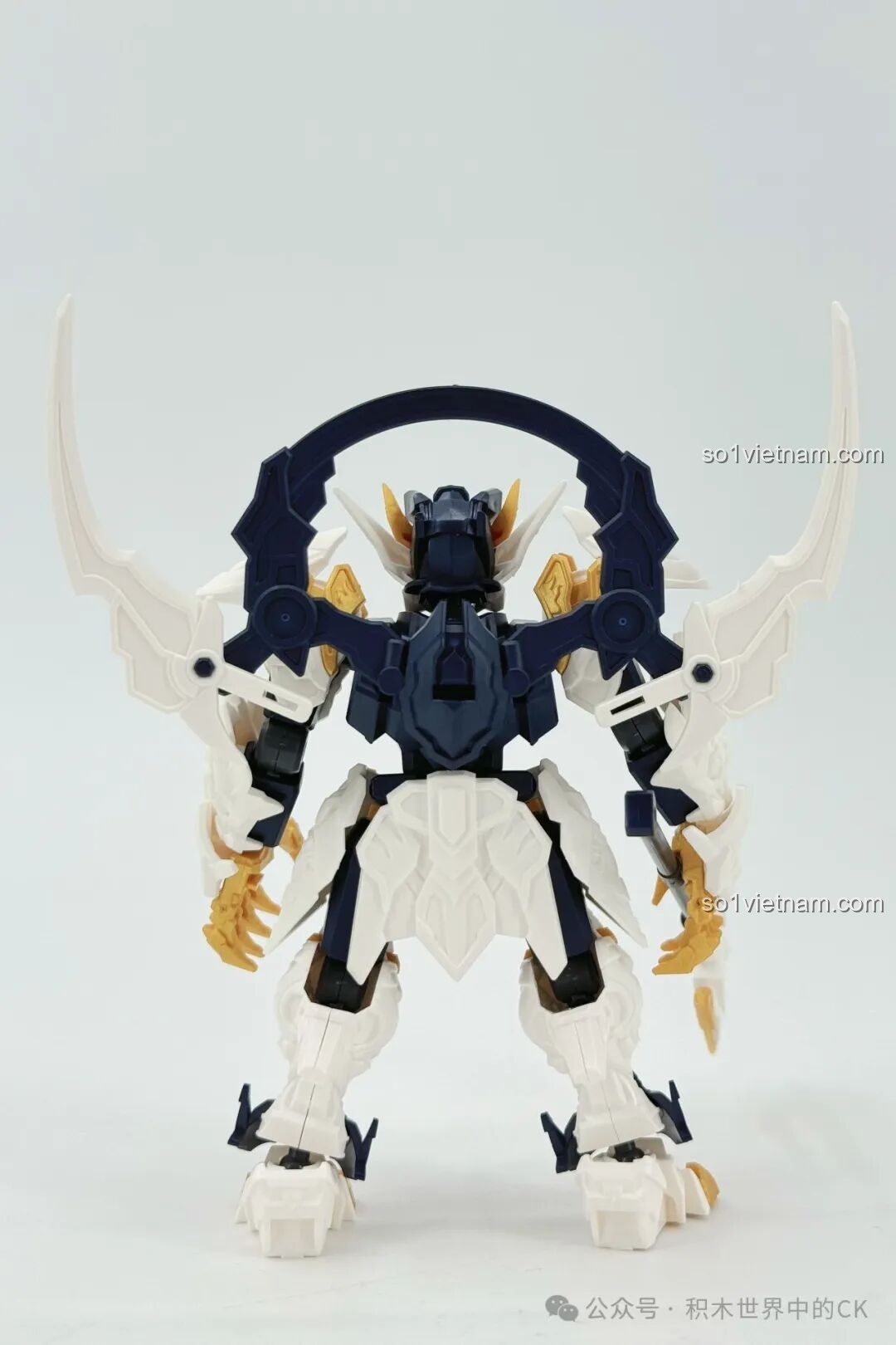 Mô hình robot Sembo Bạch Hổ 900002 đã lắp ráp hoàn chỉnh, nhìn từ phía sau lưng, với các chi tiết giáp và vũ khí.