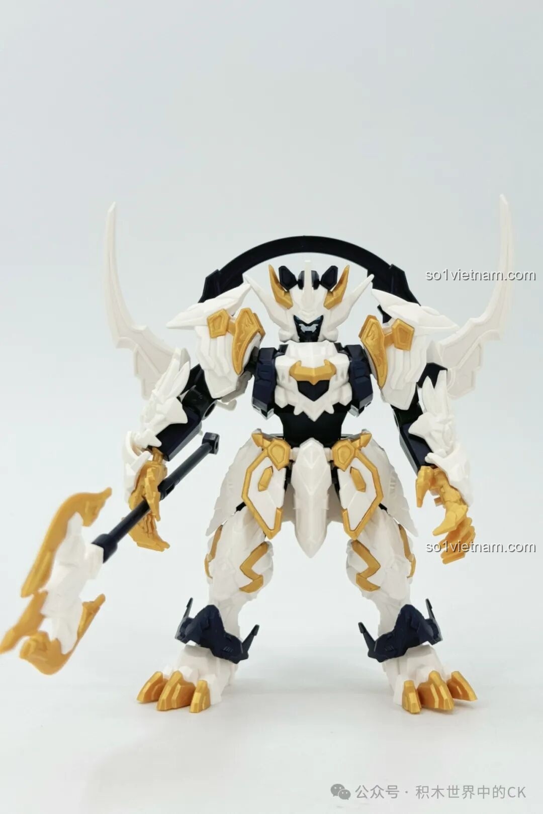 Mô hình robot Sembo Bạch Hổ 900002 đã lắp ráp hoàn chỉnh, nhìn từ phía trước, với vũ khí đặc trưng, phù hợp cho bé trai.