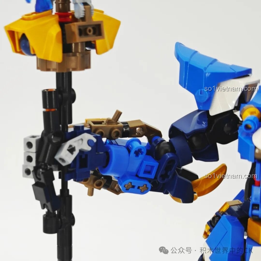Cận cảnh tay của Sembo Block 103394 Robot Triệu Vân đang cầm vũ khí, độ bám chắc chắn.