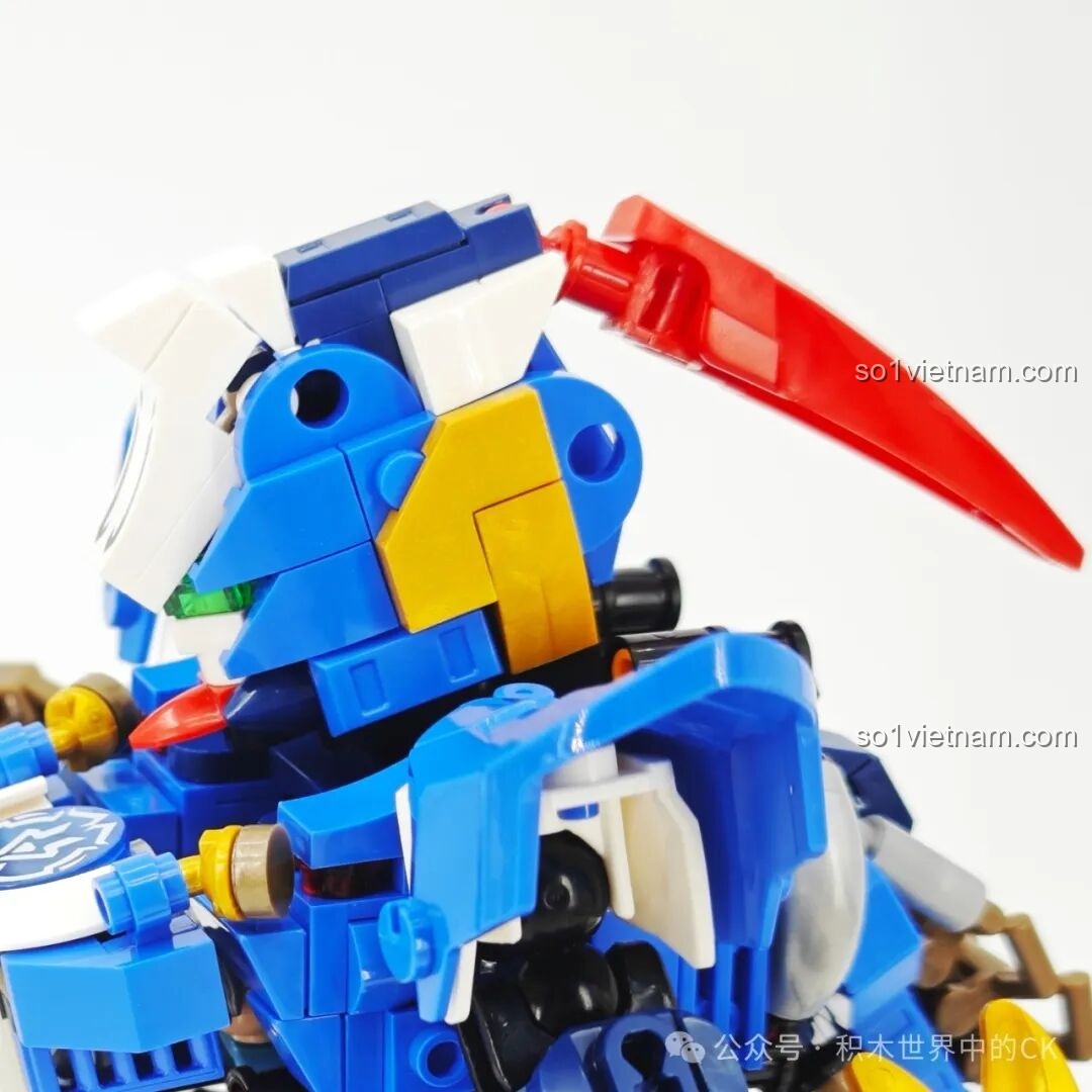 Cận cảnh phần đầu của Sembo Block 103394 Robot Triệu Vân từ góc nghiêng, chi tiết mũ giáp.