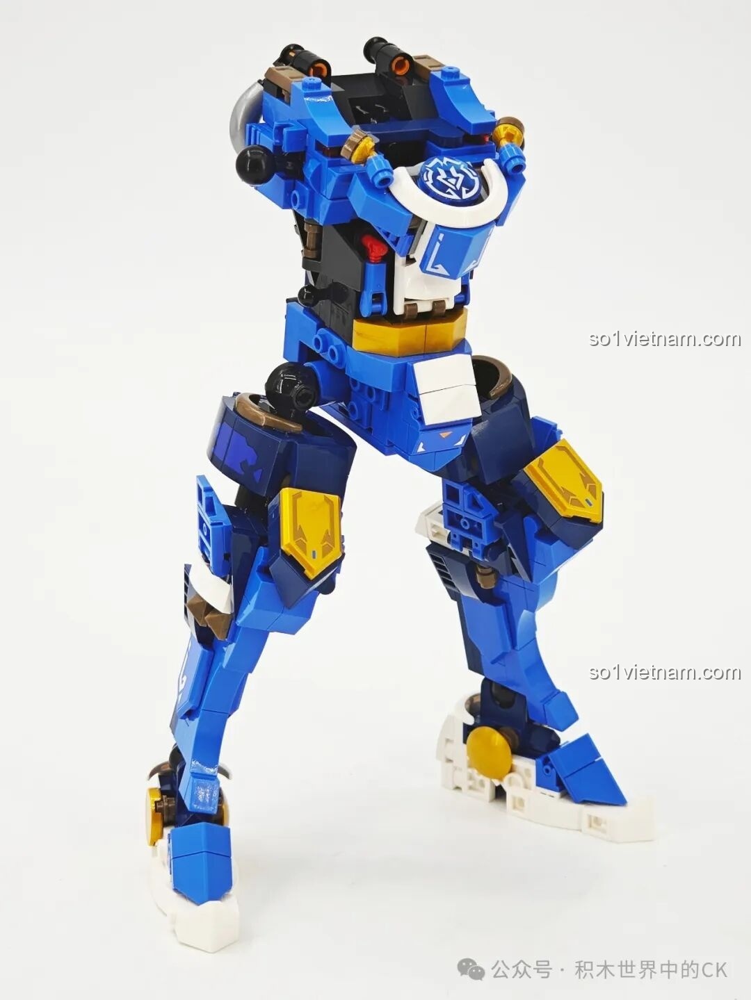 Lắp ráp phần chân của mô hình Sembo Block 103394 Robot Triệu Vân, khớp nối linh hoạt.