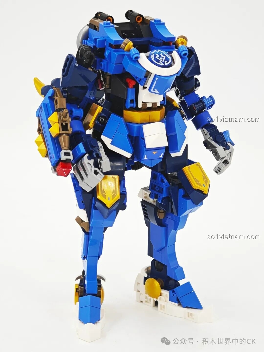 Mô hình Sembo Block 103394 Robot Triệu Vân sau khi lắp ráp phần thân và chân, cân đối.