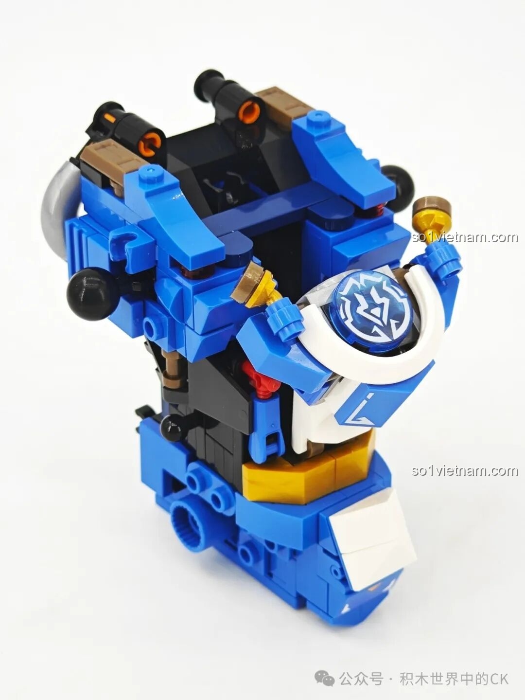 Quá trình lắp ráp phần thân của mô hình Sembo Block 103394 Robot Triệu Vân, cấu trúc chắc chắn.