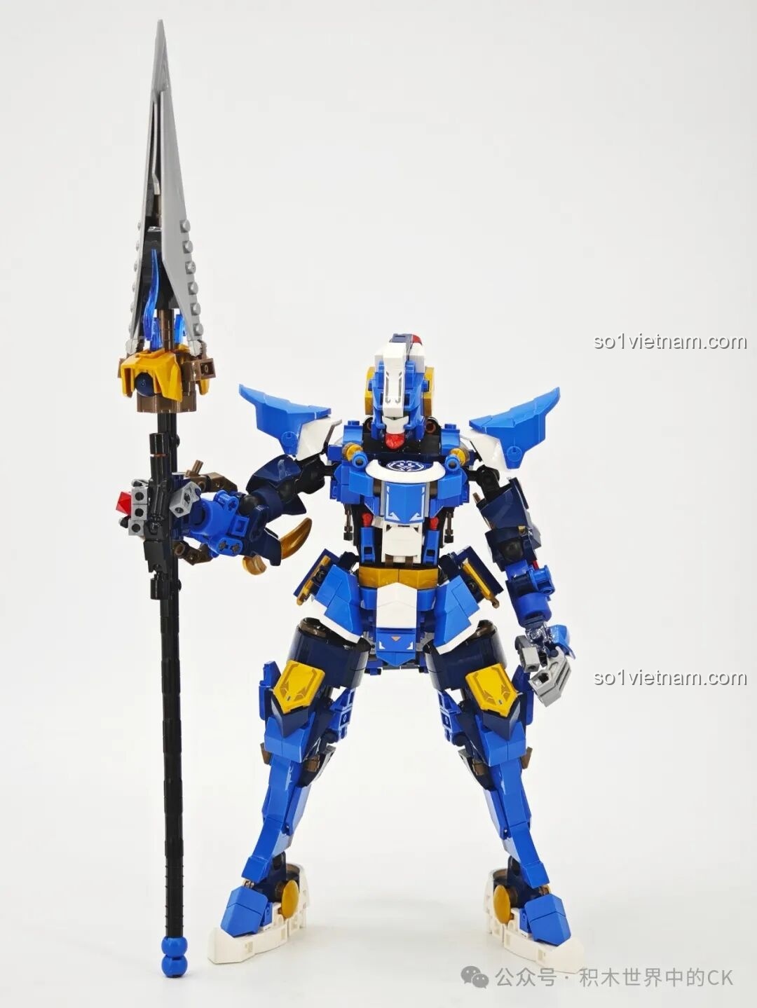 Mô hình Sembo Block 103394 Robot Triệu Vân tạo dáng đứng thẳng, cân đối và vững chắc.