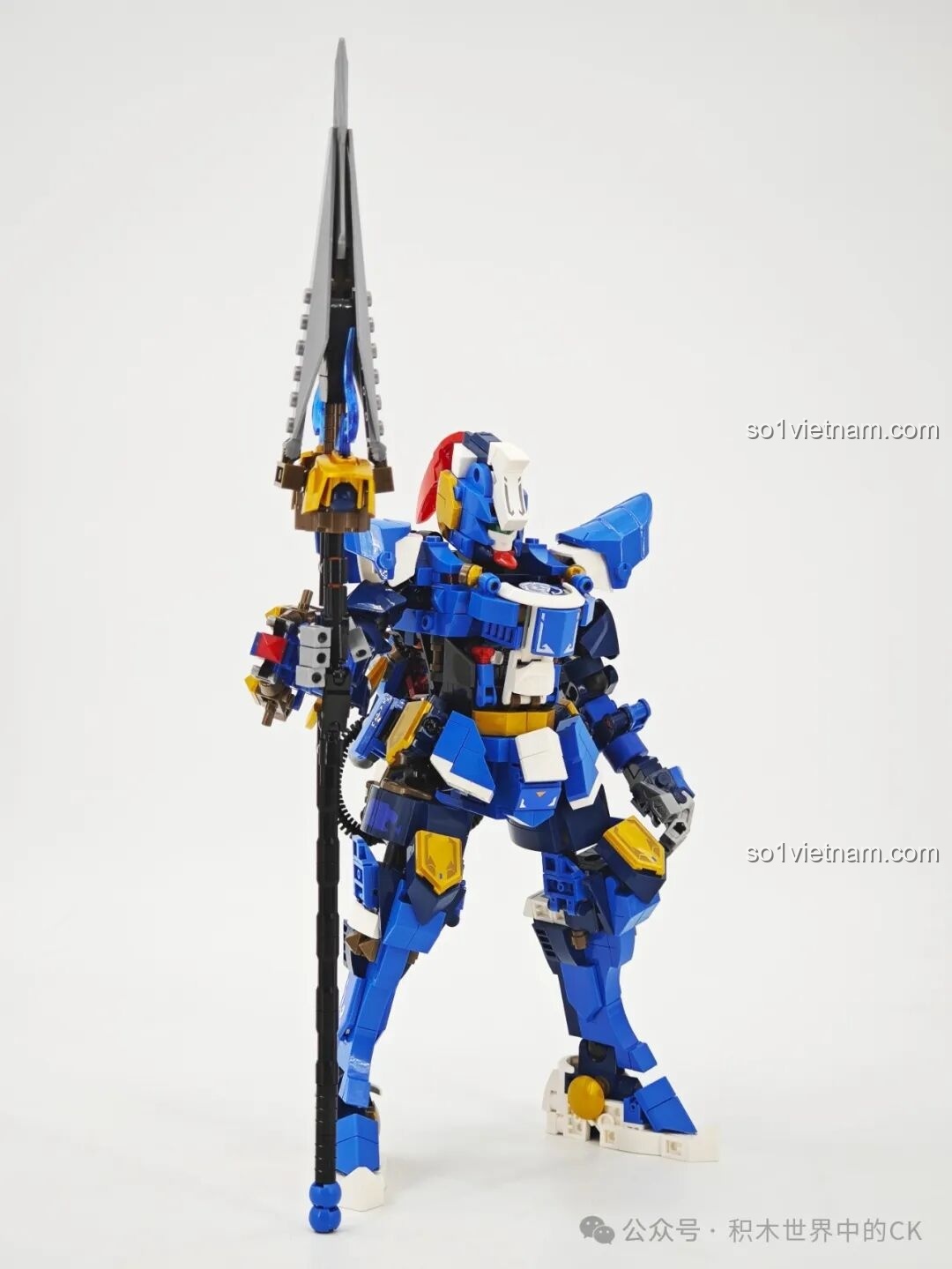 Mô hình Sembo Block 103394 Robot Triệu Vân tạo dáng nghiêng, thể hiện chi tiết giáp trụ.