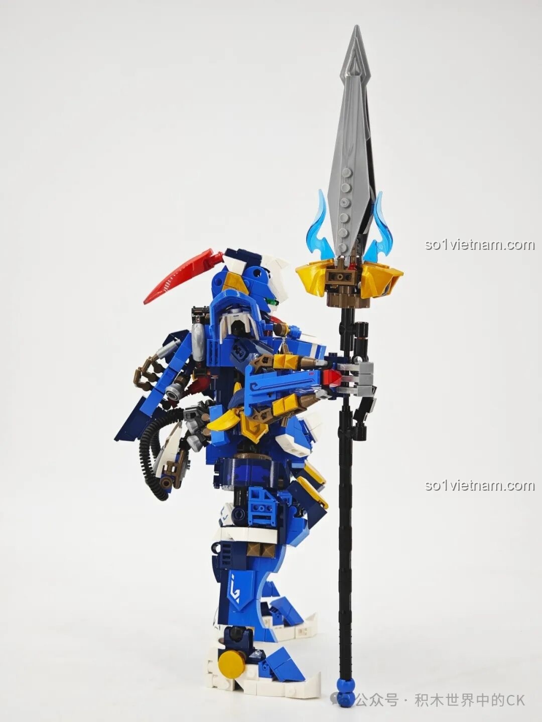 Mô hình Sembo Block 103394 Robot Triệu Vân từ góc nhìn bên hông, chi tiết giáp vai.