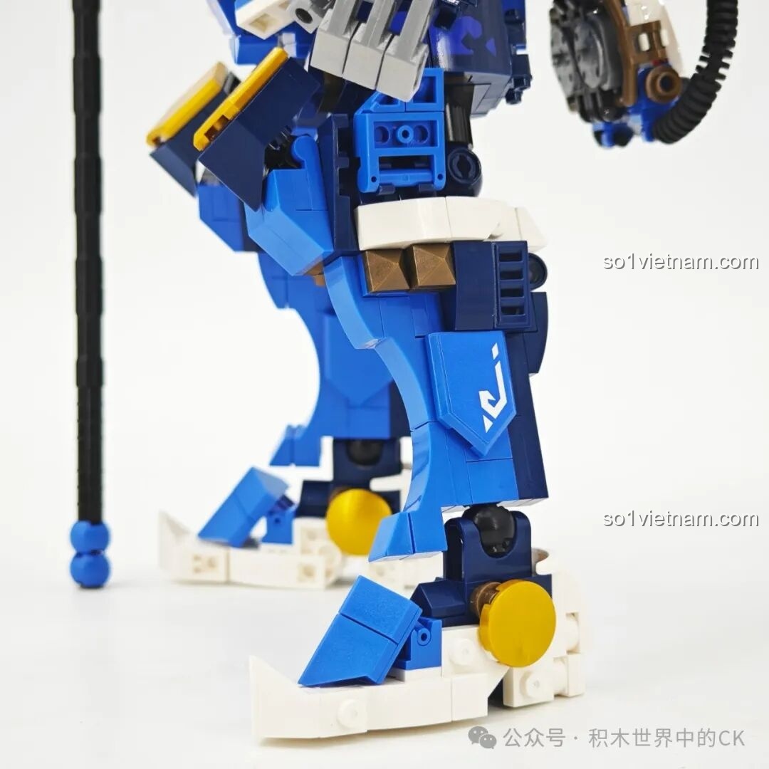 Cận cảnh vũ khí của Sembo Block 103394 Robot Triệu Vân, chi tiết ngọn thương sắc bén.