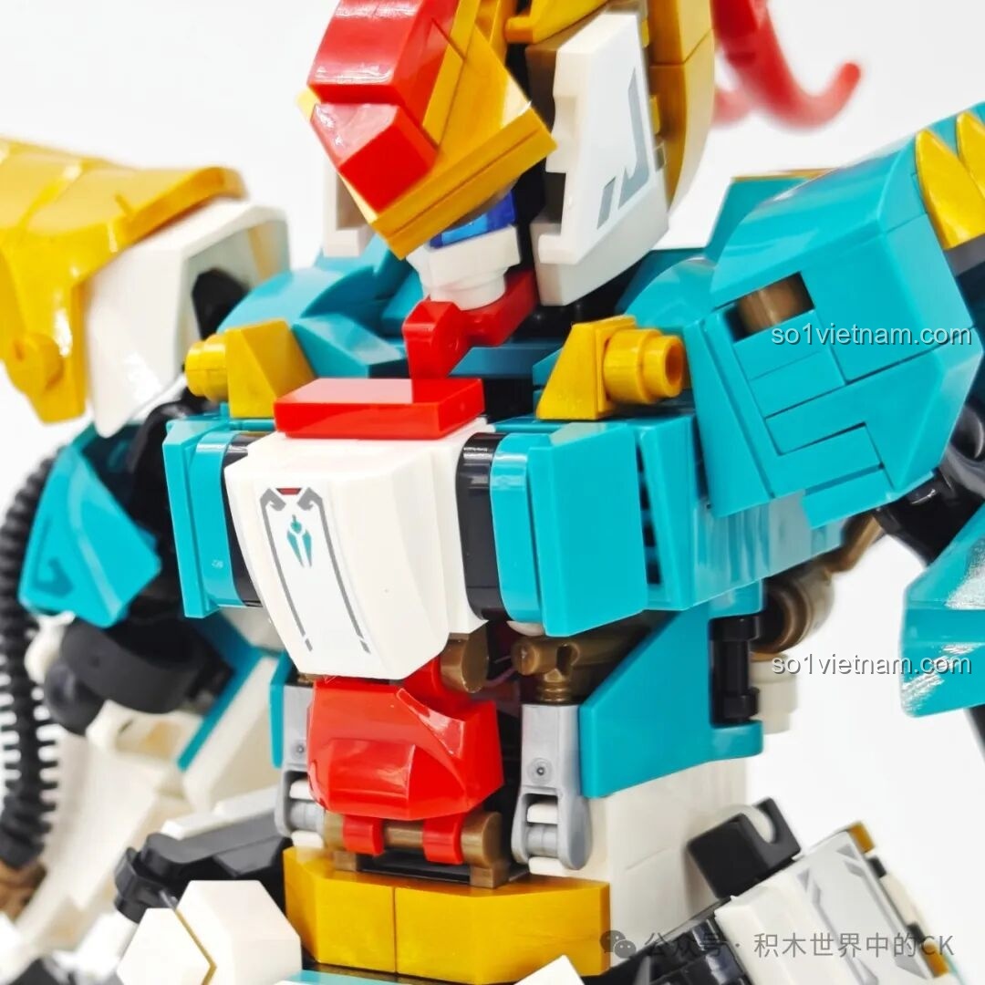 Chi tiết phần lưng của Sembo Block 103395 Robot Mã Siêu, các ống dẫn và khớp nối.