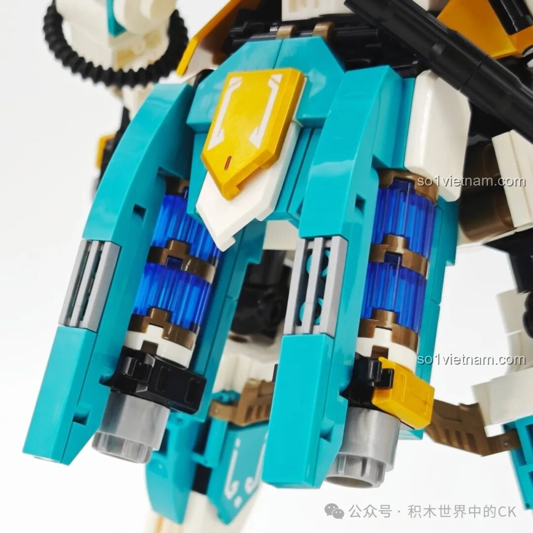 Cận cảnh tay của Sembo Block 103395 Robot Mã Siêu đang cầm vũ khí, độ bám chắc chắn.