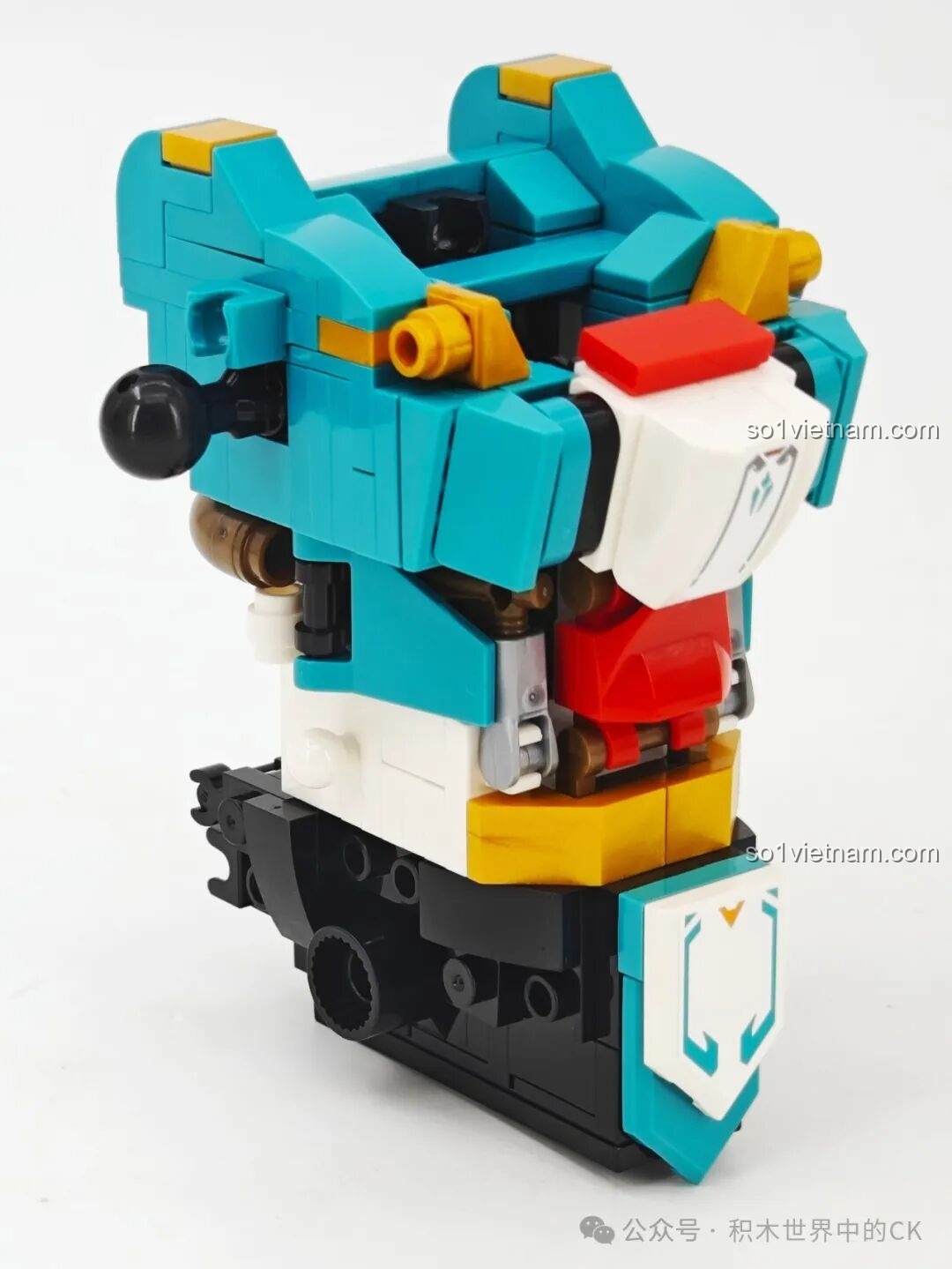 Mô hình Sembo Block 103395 Robot Mã Siêu sau khi lắp ráp phần thân và chân, cân đối.