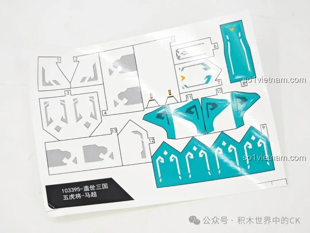 Quá trình lắp ráp phần thân của mô hình Sembo Block 103395 Robot Mã Siêu, cấu trúc vững chắc.