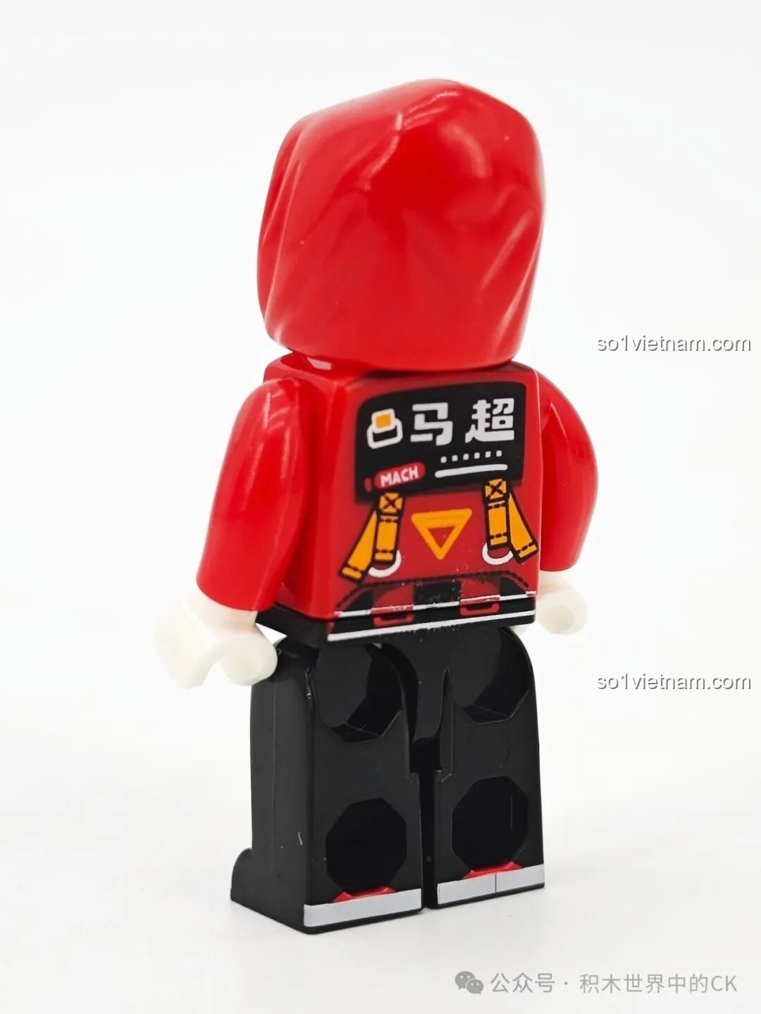 Mô hình Sembo Block 103395 Robot Mã Siêu tạo dáng đứng thẳng, cân đối và vững chắc.